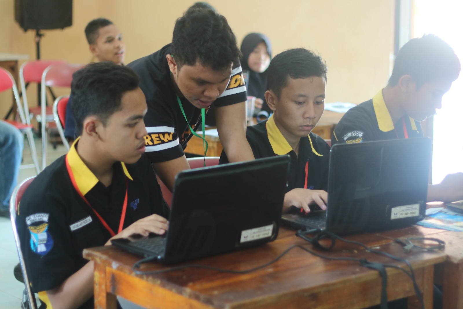 Asisten Tentor sedang Membantu Mengajarkan Peserta Dinacom Explore Magelang